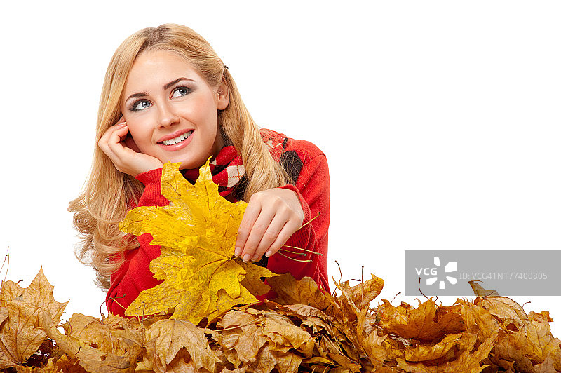 手持秋叶的年轻女人图片素材