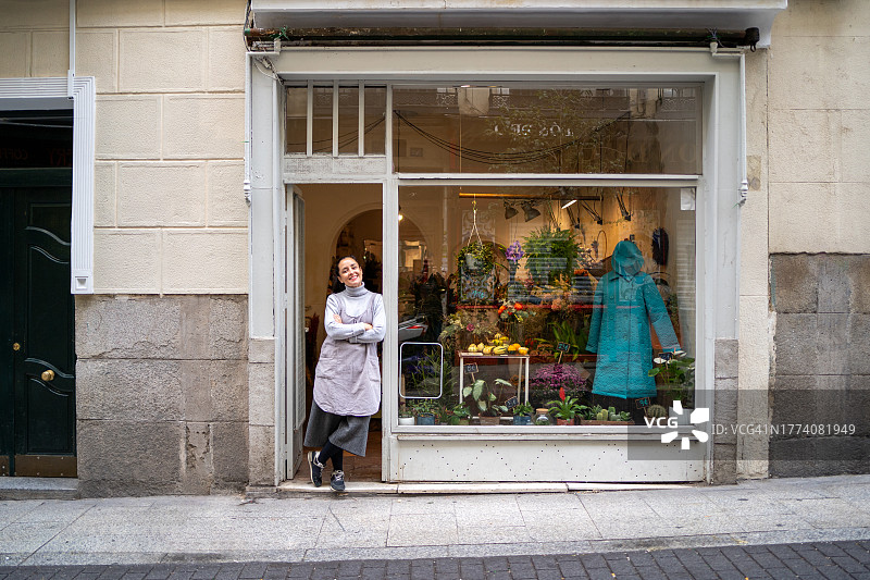 花店店主站在入口处图片素材