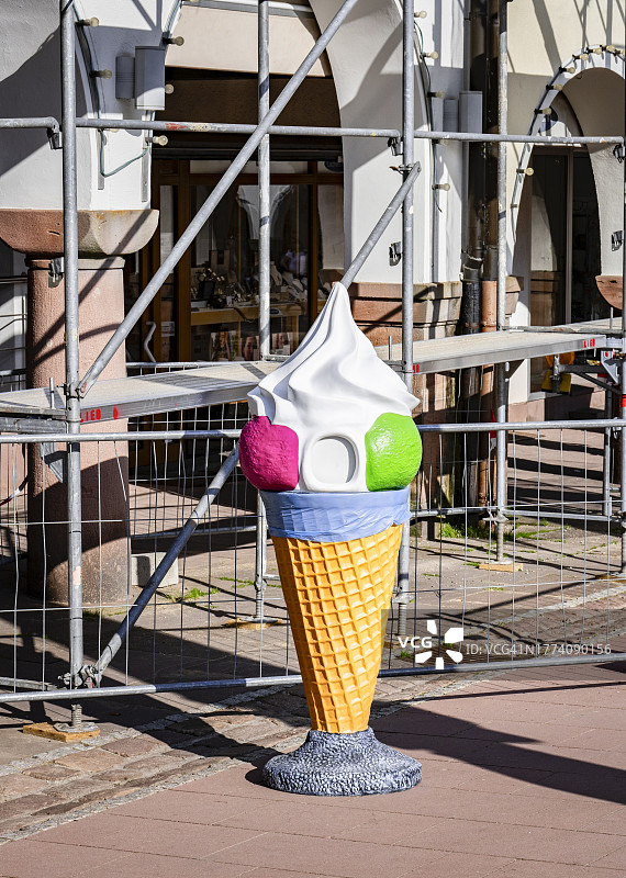 冰淇淋甜筒垃圾桶图片素材