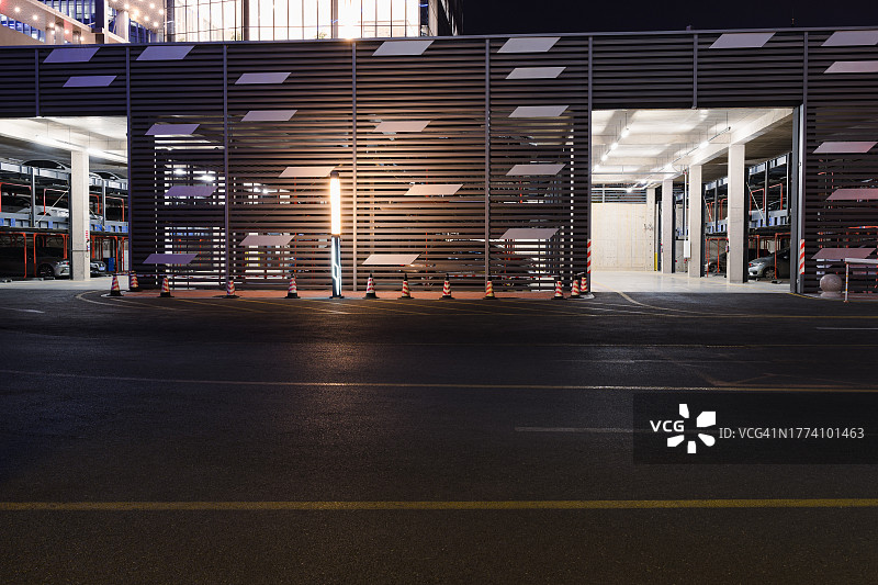 现代停车场夜景图片素材