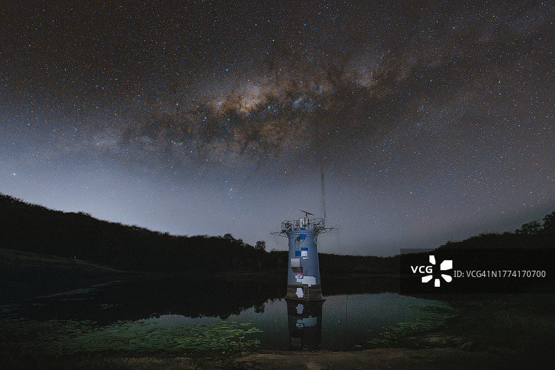 布里斯班上布鲁克菲尔德，戈尔德溪水库进水塔之上的银河图片素材