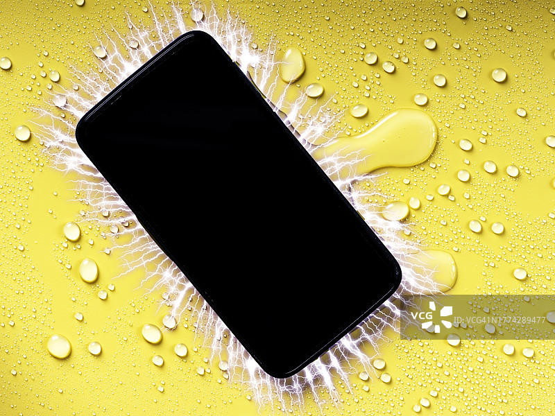 潮湿手机触电模拟图片素材