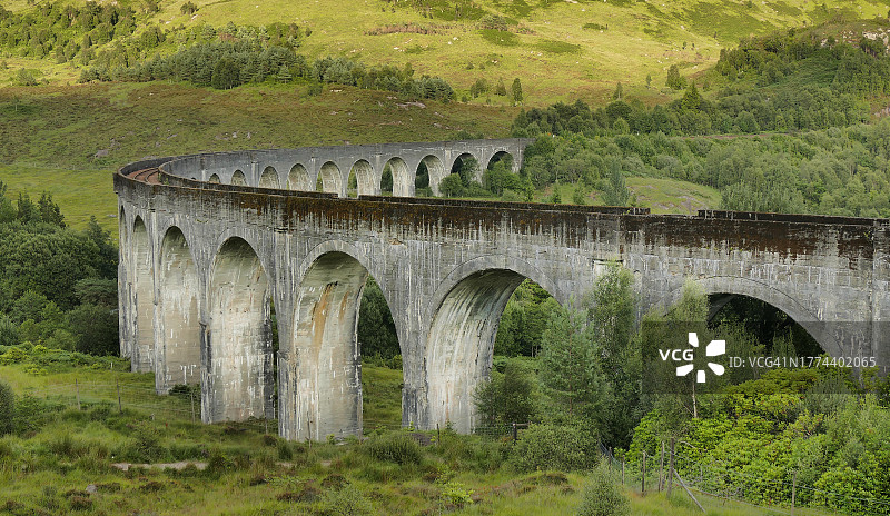 西苏格兰高地格伦芬南铁路高架桥的拱门图片素材