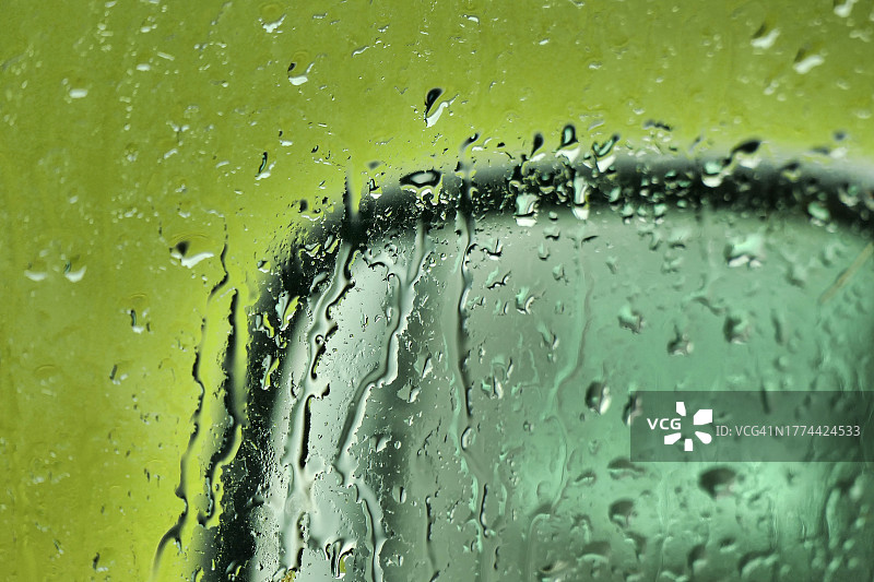 车窗玻璃上的雨滴图片素材