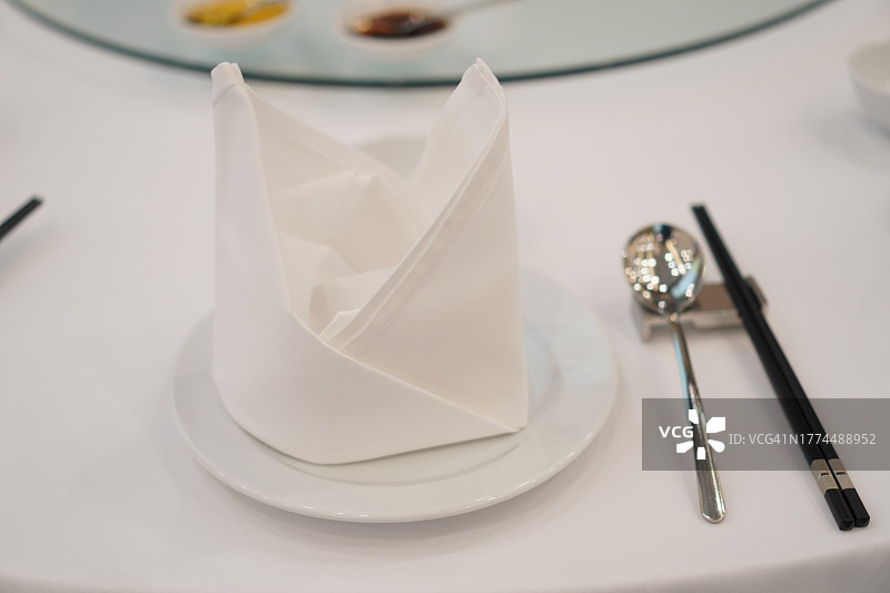 餐巾勺叉白色盘子图片素材