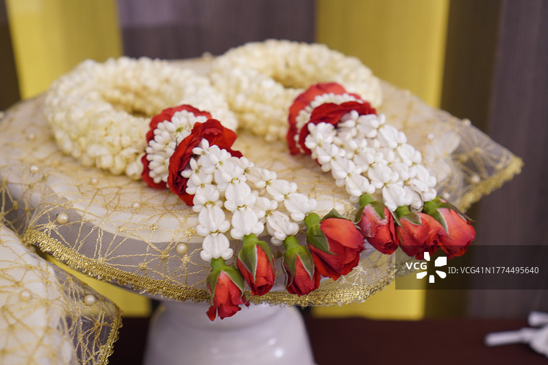 放在托盘上的花环图片素材