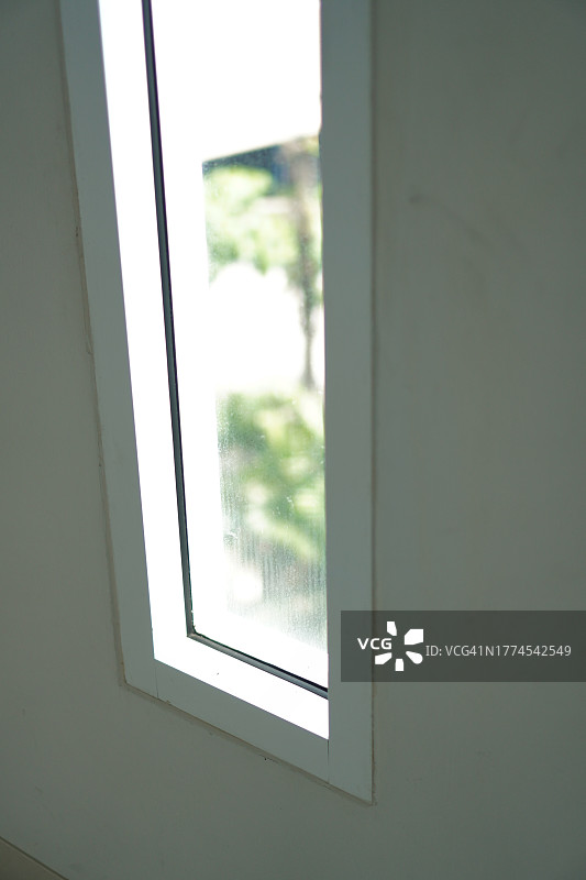 带透明玻璃面板的铝框窗户图片素材