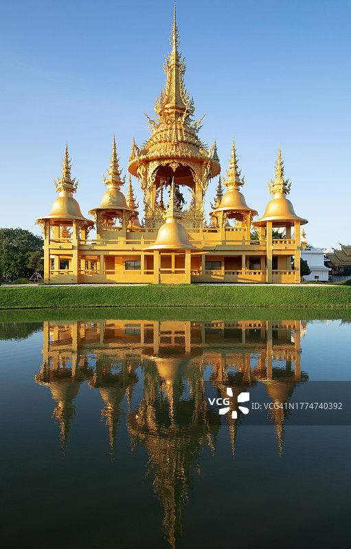 午后蓝天下的白 Temple（Wat Rong Khun）图片素材
