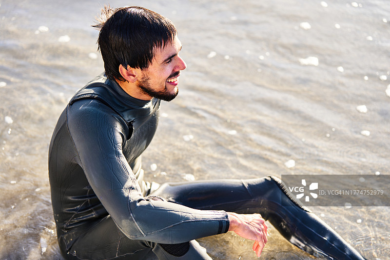 快乐的冲浪者在海边放松图片素材