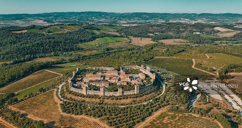 意大利蒙特里吉欧尼中世纪古镇鸟瞰图片素材