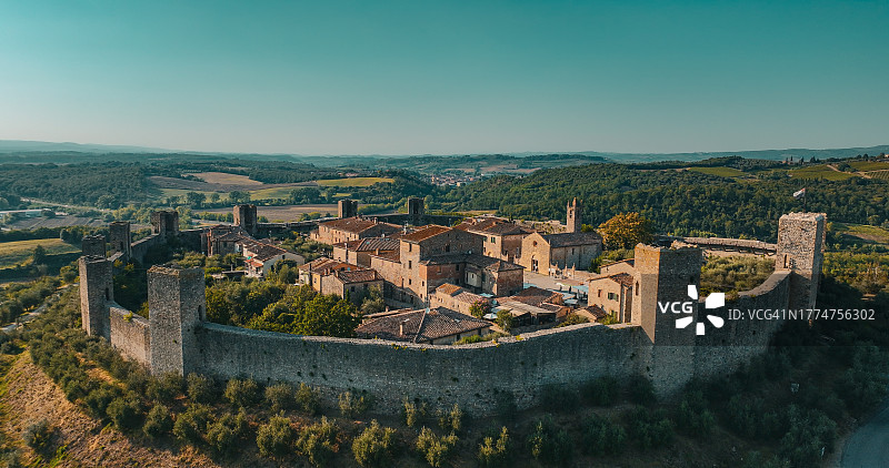 意大利蒙特里吉欧尼中世纪古镇鸟瞰图片素材