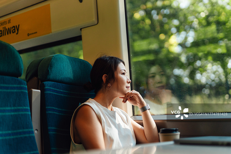 年轻的亚洲女人享受火车旅途图片素材