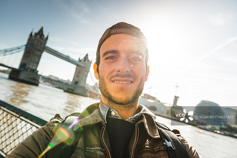 男人在伦敦塔桥自拍图片素材