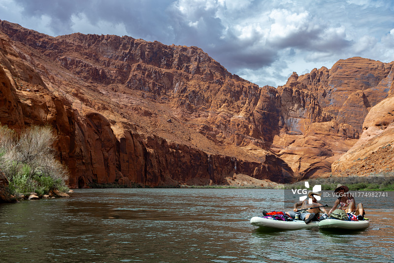 情侣一同探索沙漠和河流图片素材