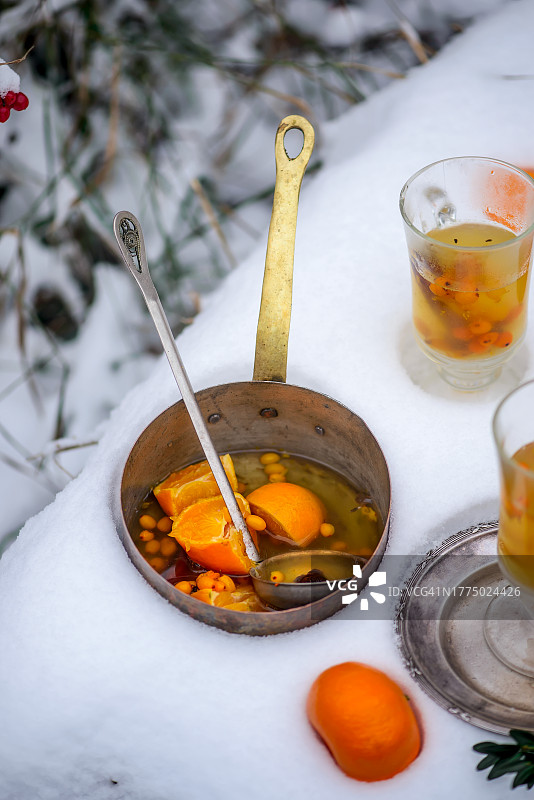 冬季花园中的沙棘橘子热红酒图片素材