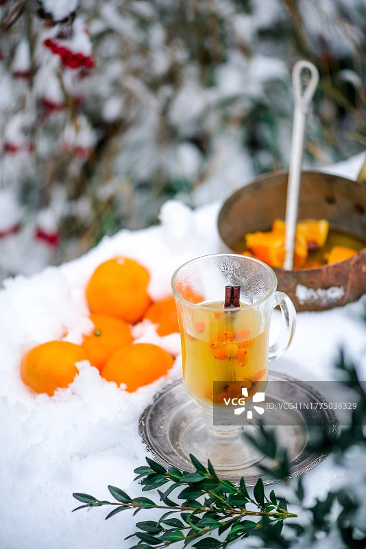 冬季花园中的沙棘橘子热红酒图片素材
