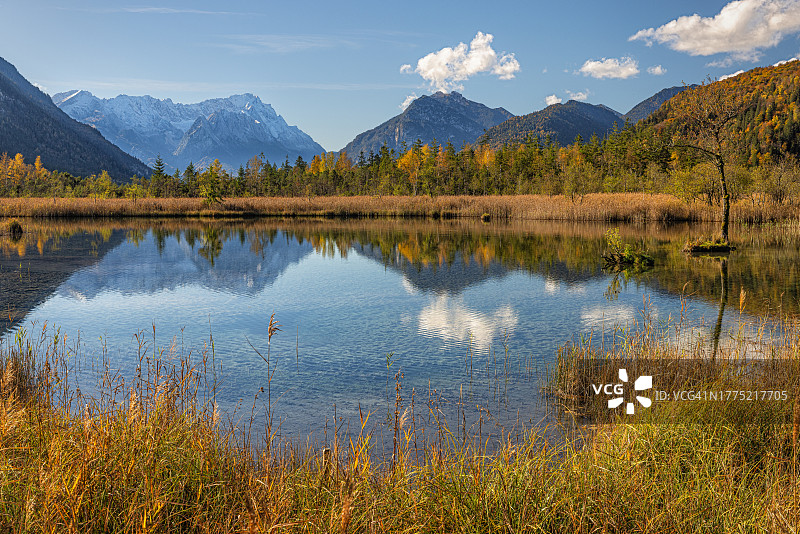 韦特施泰因山脉和阿默高阿尔卑斯山脉倒映在水面上，德国巴伐利亚埃申洛厄图片素材