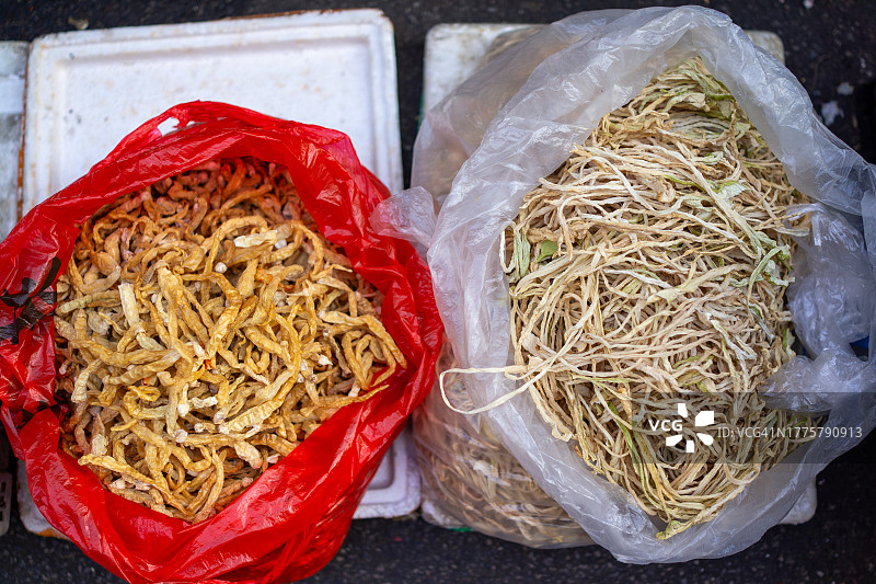 街头市场售卖的蔬菜干图片素材