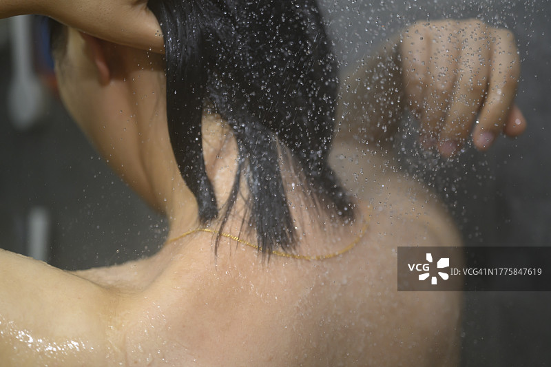 亚洲女人淋浴放松图片素材