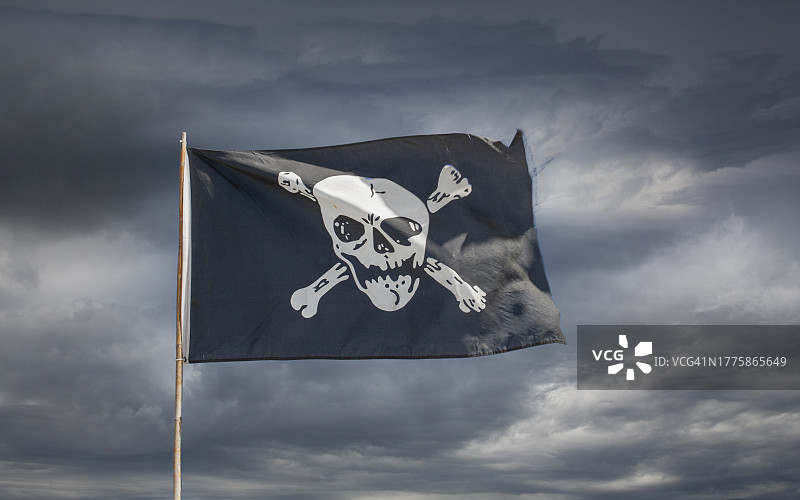 多云天空下的海盗旗图片素材