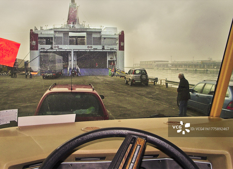 在希腊港口等待渡轮的房车图片素材