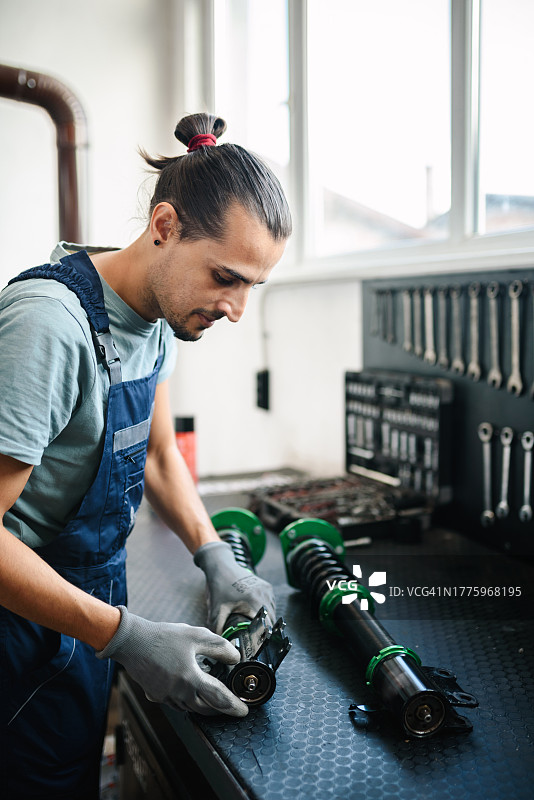 汽车修理工检查减震器图片素材