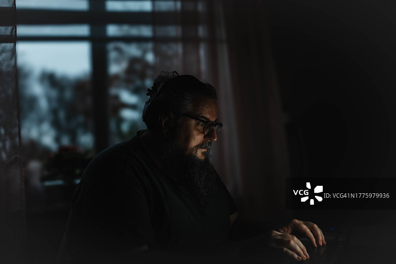 长胡子的男人图片素材