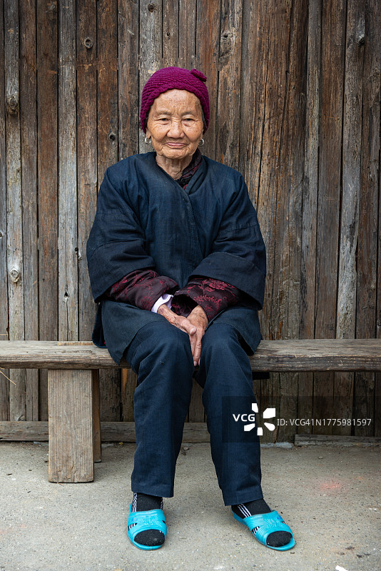 年长的侗族妇女肖像图片素材