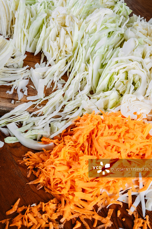 腌制卷心菜：自制发酵酸菜的罐装过程图片素材