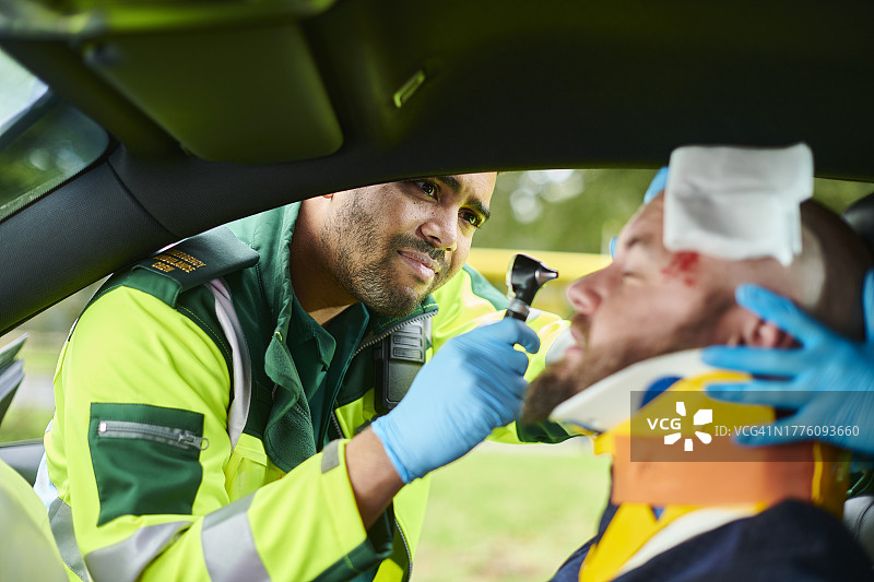 车祸伤者与急救人员图片素材