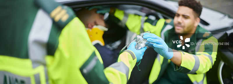 护理人员在车祸现场施用氧气图片素材