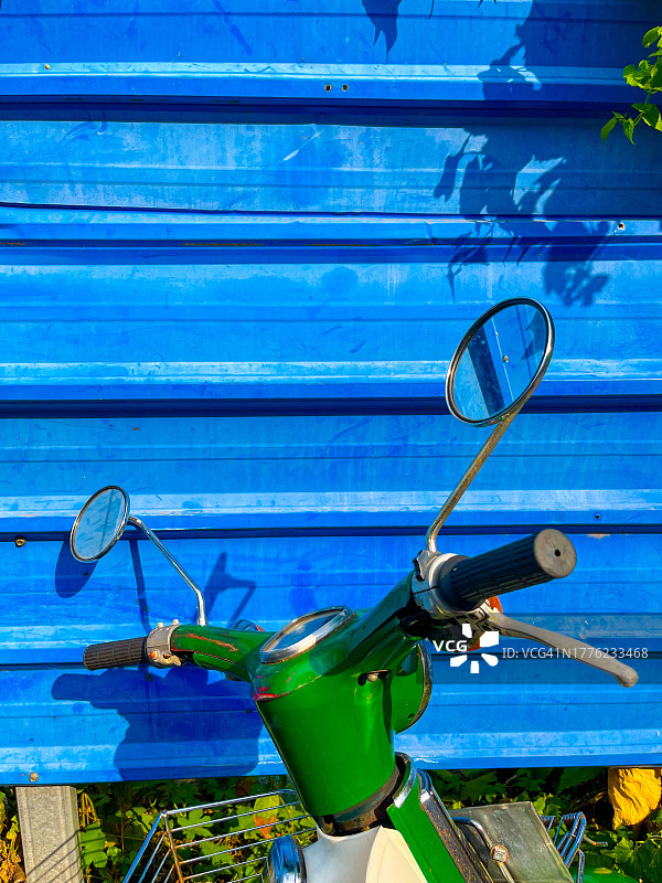 锌铝背景下的经典摩托车图片素材