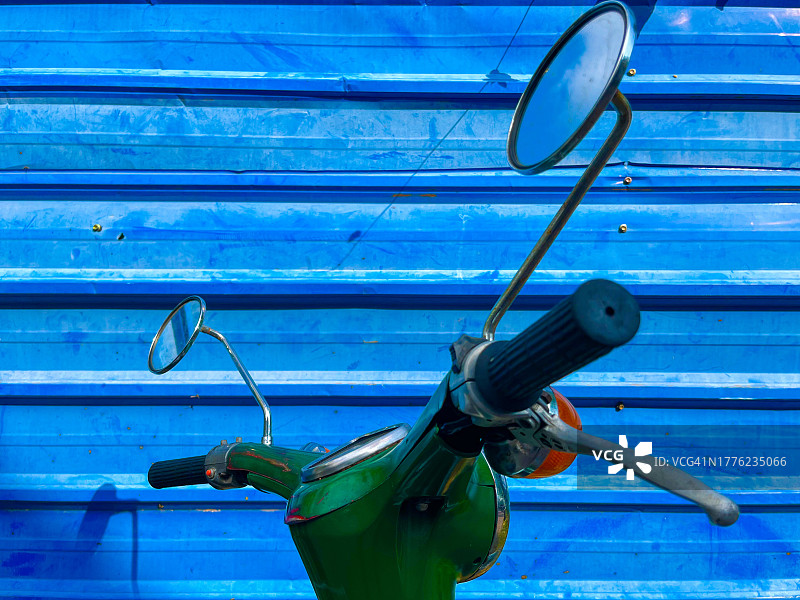 锌铝背景下的经典摩托车图片素材