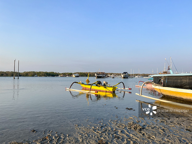 印度尼西亚巴厘岛沙旺岸海岸的船只图片素材