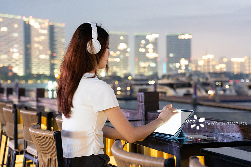 一人一椅，享受夜晚的宁静图片素材