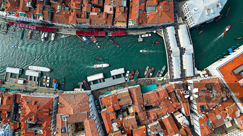 意大利威尼斯鸟瞰，威尼斯建筑和运河的无人机镜头，里亚托桥的鸟瞰，威尼斯的贡多拉和里亚托桥图片素材