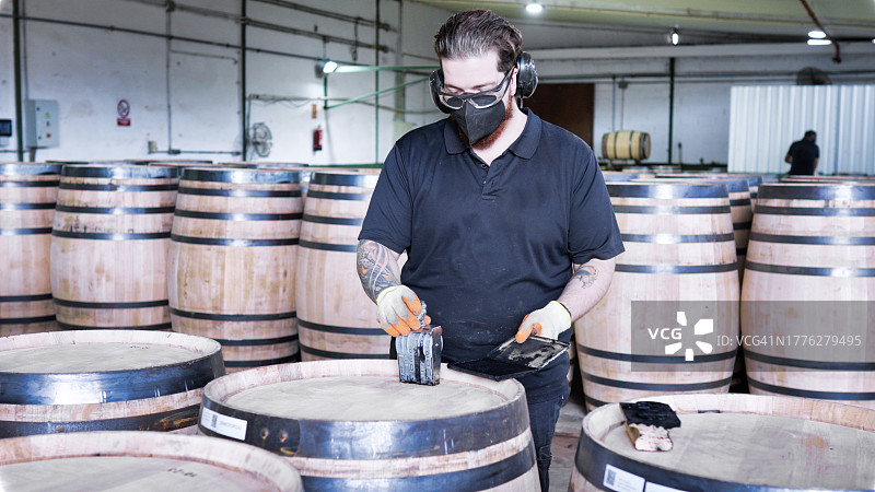 赫雷斯制桶厂：工人用印泥盖公司品牌章图片素材