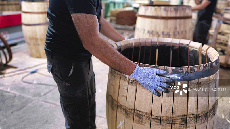 赫雷斯德拉弗龙特拉的制桶工人正在放置木板以制作桶图片素材