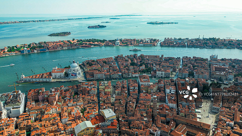 意大利威尼斯鸟瞰：威尼斯建筑和运河的无人机拍摄，里亚托桥的鸟瞰，标志性和独特的圣马可广场的无人机场景，包括总督宫、大教堂和钟楼图片素材