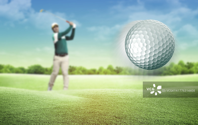 俱乐部高尔夫球手击球图片素材