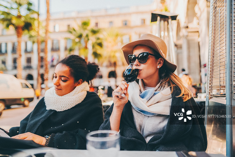 在巴塞罗那餐厅享用午餐的女游客图片素材