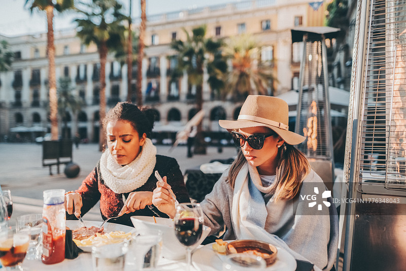 在巴塞罗那餐厅享用午餐的女游客图片素材