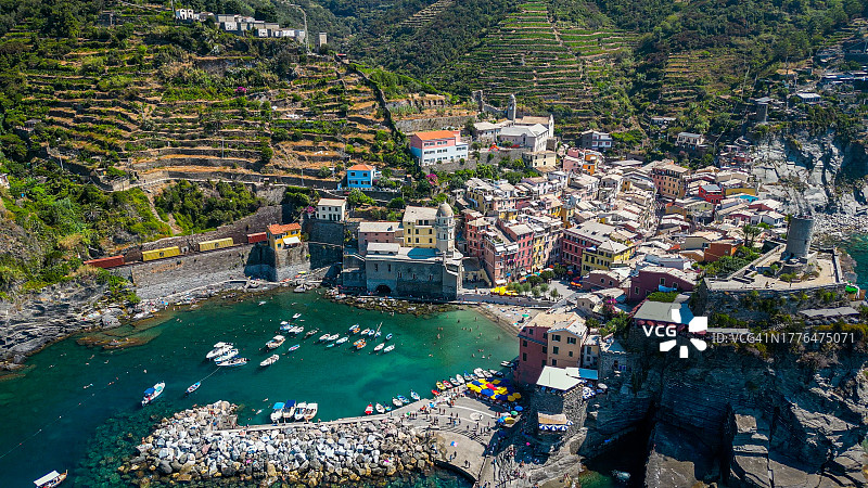 意大利利古里亚五渔村韦尔纳扎市鸟瞰图图片素材