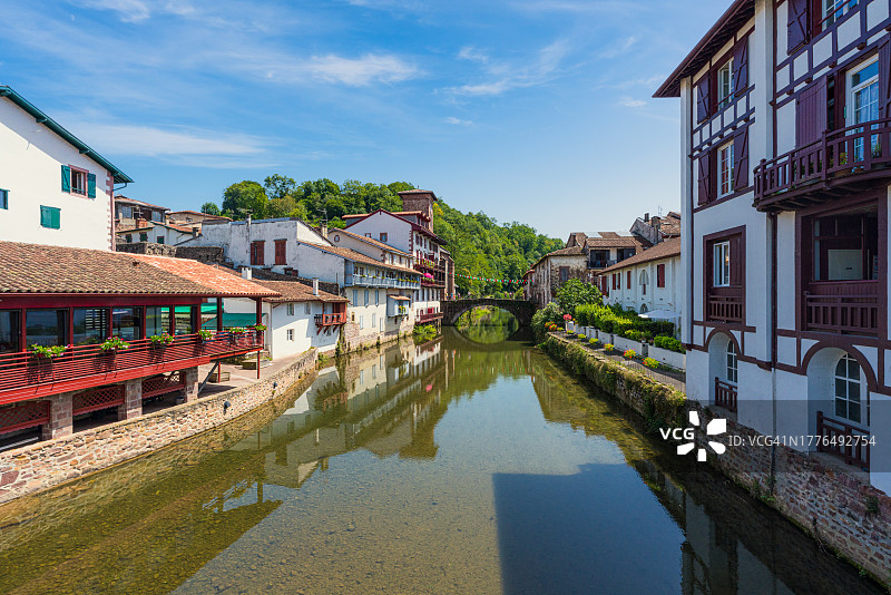 法国圣让-皮耶-德波尔的田园村庄，圣詹姆斯之路的地标图片素材