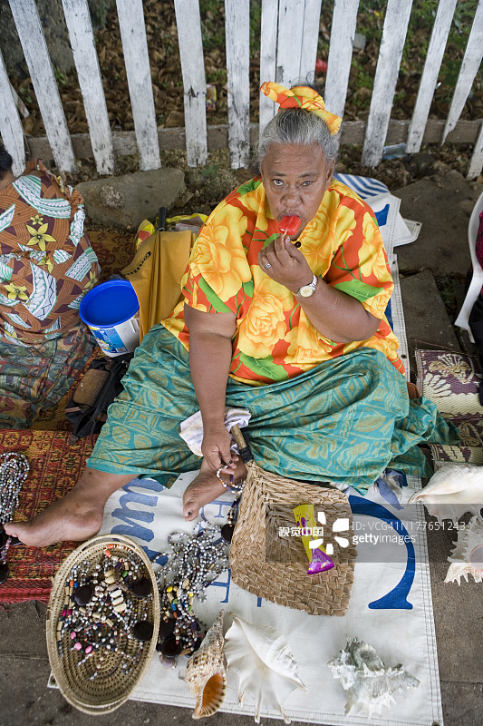 拿着冰棒和手工艺品的汤加妈妈图片素材