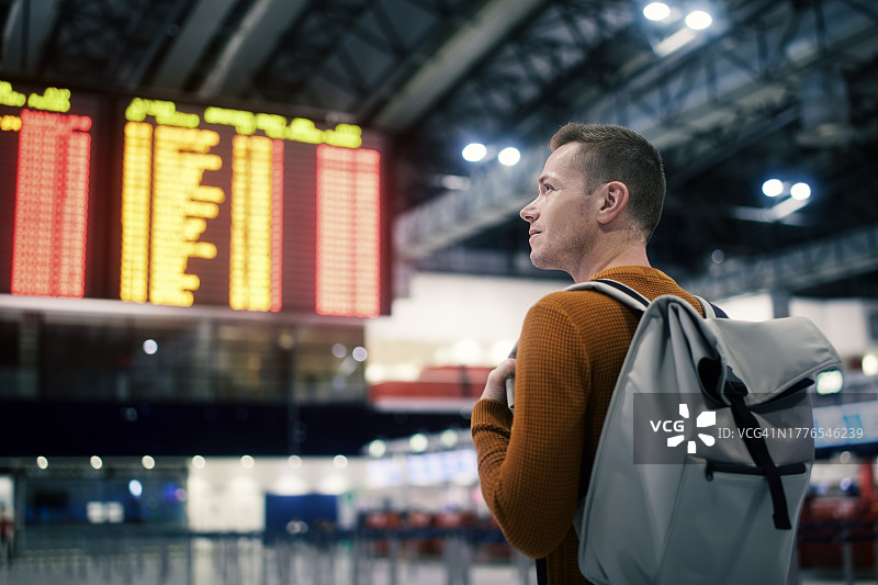 男子在机场航站楼图片素材