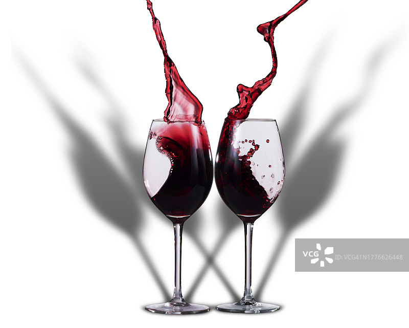 两杯葡萄酒吐司图片素材