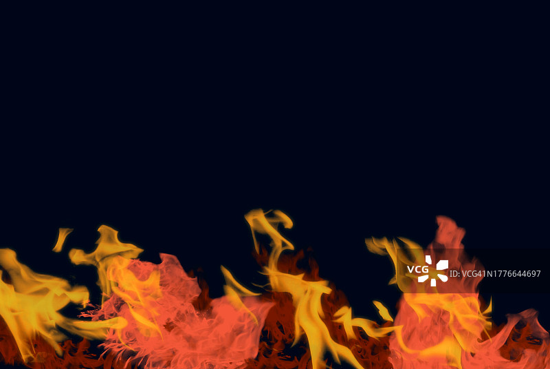 黑色背景上的火焰特写图片素材