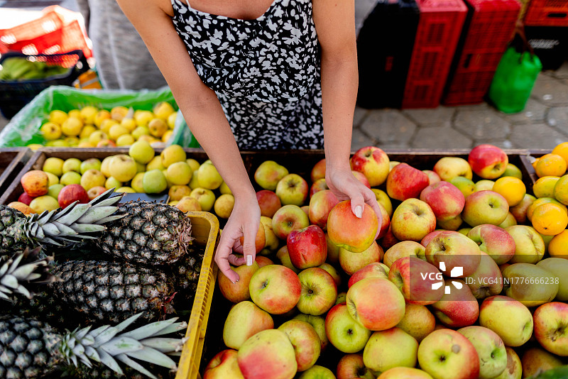 女子在水果店购买新鲜苹果图片素材