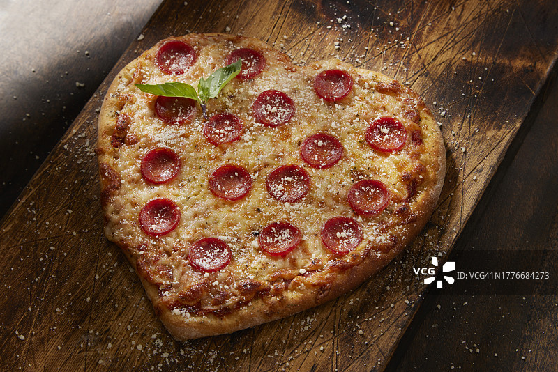 心形意大利辣香肠披萨图片素材